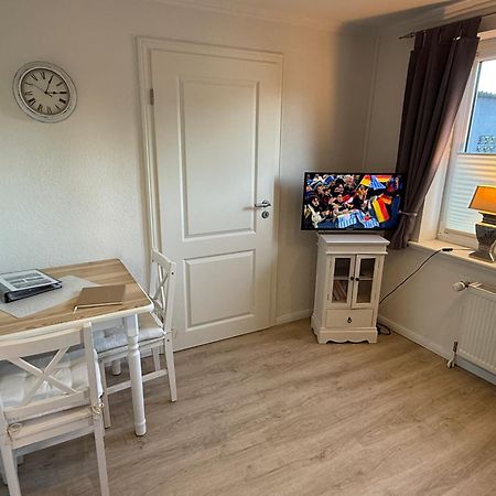 Ferienwohnung „Ole Karkenwech“ Husum-Roedemis هوسوم المظهر الخارجي الصورة